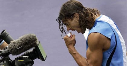 Rafael Nadal, en 2006, cuando jugaba con una remera sin mangas que dejaba ver sus bíceps de superhéroe.
