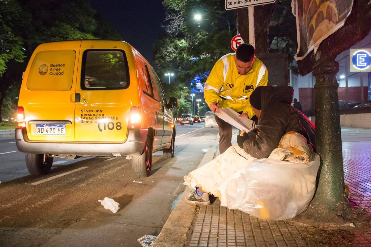 Con el recrudecimiento del frío, el Gobierno de la Ciudad reparte frazadas y viandas calientes a las personas en situación de calle que no quieren ir a sus centros de inclusión social