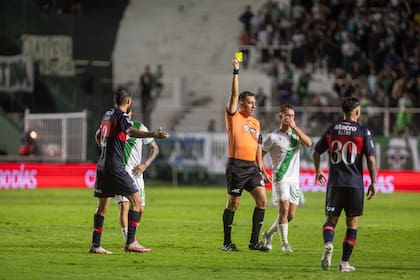 Con el rigor que lo caracteriza pero sin polémicas, Lobo Medina mostró amonestó siete veces (dos equivalieron a una expulsión) durante el partido de Banfield y Tigre.