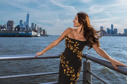 Con el río Hudson de fondo y otro diseño haute couture de Carolina Herrera