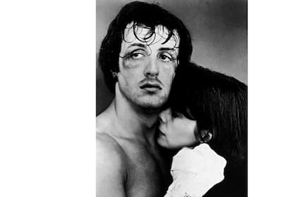 Con el rostro magullado, Rocky Balboa se abraza con Adrianna, su gran amor