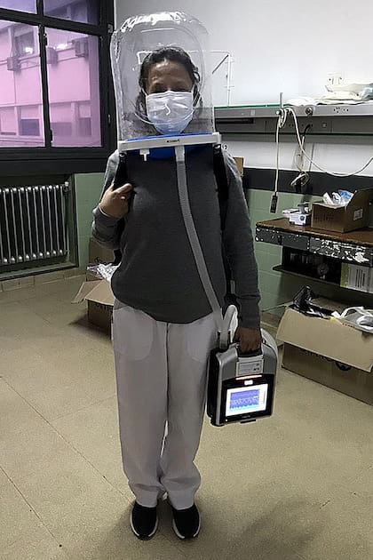 Con el sistema se usan máscaras o cánulas nasales para asistir la función pulmonar durante la infección por el Covid-19 y se coloca al paciente boca abajo para mejorar su oxigenación