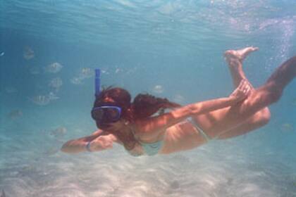 Con el snorkel puesto, más de uno juega a que está buceando; el secreto es aguantar la respiración