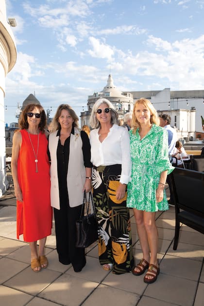 Con el sol cayendo sobre la ciudad, Gloria Vila Sánchez, María Claudia Pedrayes, Belén Yuste y Cala Monpelat, se pusieron al día.