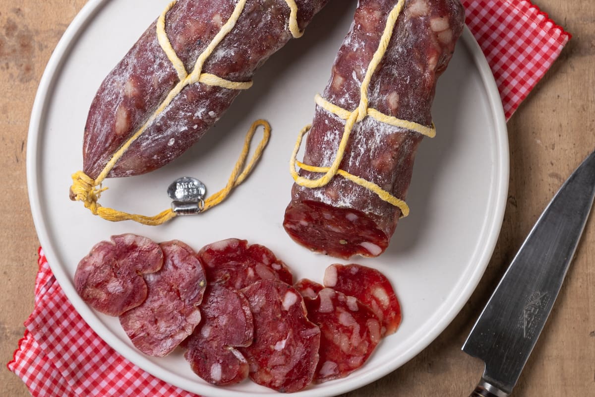 LA GUERRA POR EL SALAME MÁS LARGO DEL MUNDO: UNA CIUDAD ARGENTINA BUSCA RECUPERAR EL RÉCORD