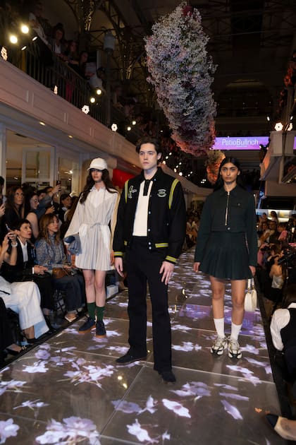 Con el tenis-core en pleno auge, Lacoste presentó tres looks fieles a su esencia elegante sport.