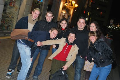 Con el tiempo, Adrián forjó un sólido grupo de amigos.