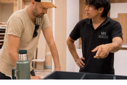 Con el tiempo logró fundar una fábrica de muebles a medida que levantó desde cero y que hoy ocupa 500 metros cuadrados en Tigre.