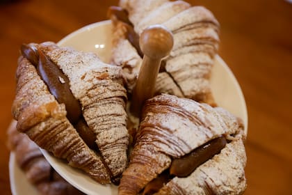 Con el tiempo sumaron algunos productos argentinos a pedido del público como las medialunas con dulce de leche