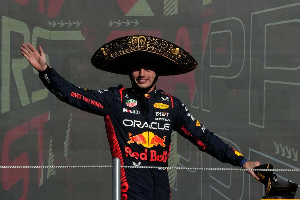 Con el típico sobrero mexicano, Max Verstappen celebró la victoria en el podio del autódromo Hermanos Rodríguez; decimosexto éxito en el año, nuevo récord mundial en la Fórmula 1