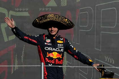Con el típico sobrero mexicano, Max Verstappen celebró la victoria en el podio del autódromo Hermanos Rodríguez; decimosexto éxito en el año, nuevo récord mundial en la Fórmula 1