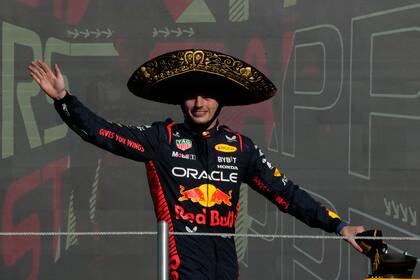 Con el típico sobrero mexicano, Max Verstappen celebró la victoria en el podio del autódromo Hermanos Rodríguez; decimosexto éxito en el año, nuevo récord mundial en la Fórmula 1