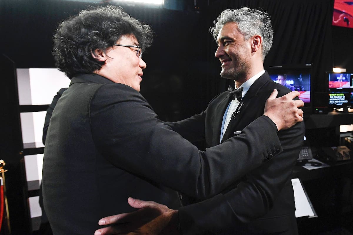 Con el triunfo de Parasite, Bong Joon-ho parece tener a Hollywood a sus pies; en la noche del Oscar lo saludaron con reverencia y afecto, entre muchos otros, Noah Baumbach, Spike Lee, Charlize Theron y Taika Waititi