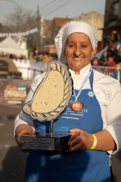 Con el trofeo que la coronó como la ganadora el 9 de julio de 2019. El podio lo logró compitiendo con otros 14 cocineros de distintas regiones del país.