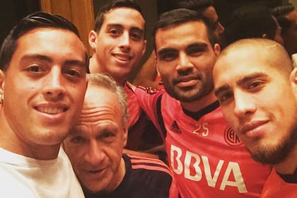 Con el utilero Tula, Ramiro, Mercado y Maidana: visita al plantel de River en Monterrey, antes de la final con Tigres (2015)