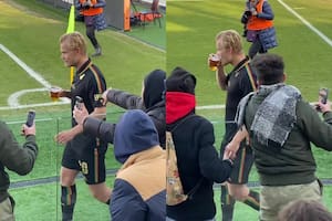 Con el vaso de cerveza en su mano, el futbolista recibió el cariño de los hinchas