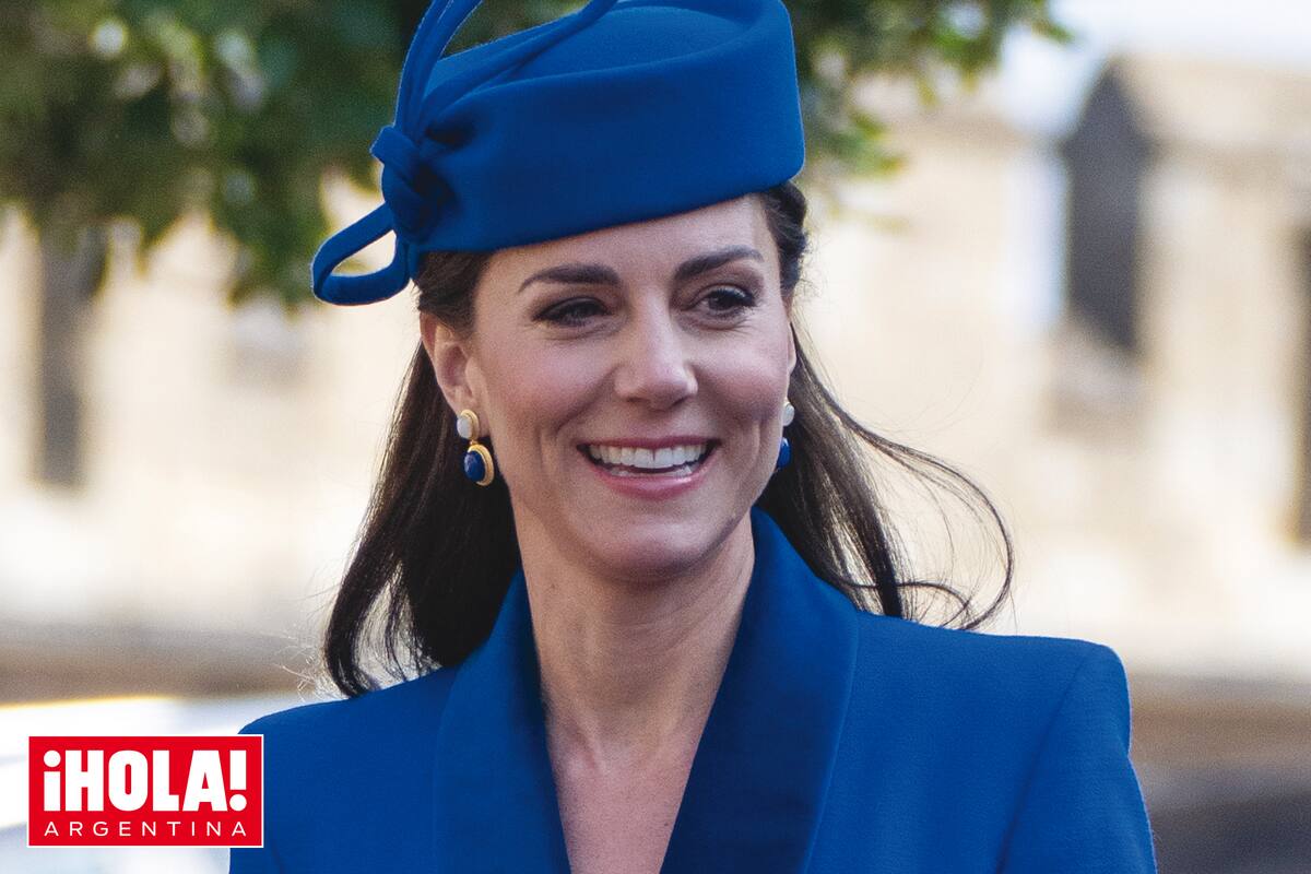 Con elegancia exquisita, Kate coordinó cromáticamente su outfit con el de la reina: ambas optaron por el azul Klein.