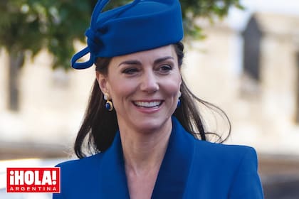 Con elegancia exquisita, Kate coordinó cromáticamente su outfit con el de la reina: ambas optaron por el azul Klein.