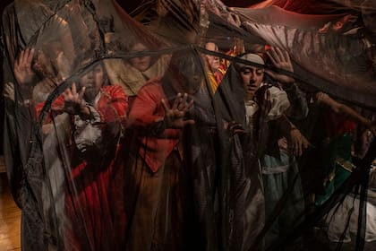 Con elementos básicos como telas y cartones, los actores de "Lo que la peste nos dejó" transforman la escena en pocos segundos y muestran el drama con profundidad