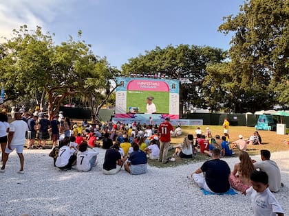 Con entrada gratuita, el Fan Fest en Bayfront Park convoca con sus pantallas gigantes, food trucks y hasta una carpa con ventiladores gigantes para refrescarse