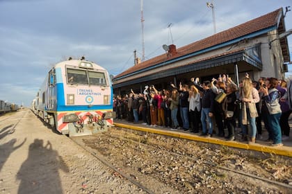 Con entusiasmo, los vecinos de Palmira recibieron al tren que había salido 29 horas y 10 minutos antes de Retiro; hace 30 años, ese recorrido se hacía en 13 horas