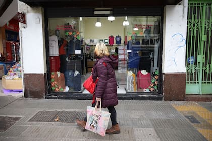 Con entusiasmo y preocupación, los locales de ropa y calzado volvieron a abrir en la ciudad