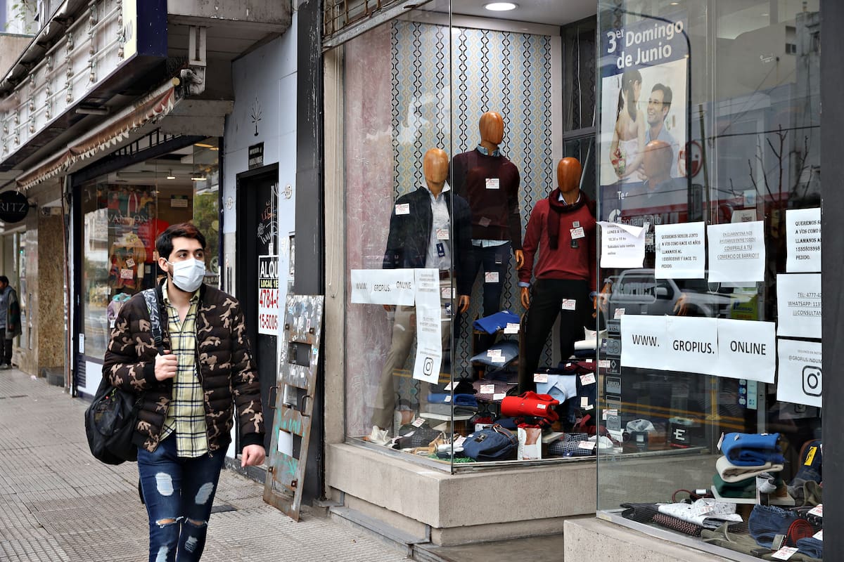 Con entusiasmo y preocupación, los locales de ropa y calzado volvieron a abrir en la ciudad