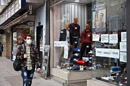 Con entusiasmo y preocupación, los locales de ropa y calzado volvieron a abrir en la ciudad