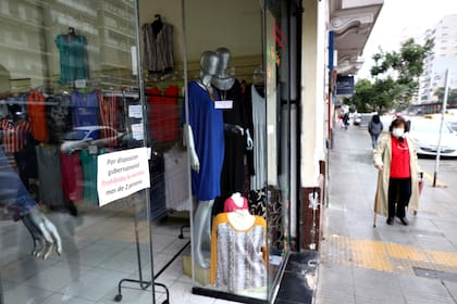 "Las cosas ya venían mal, la gente ya no compraba, y ahora es peor. Nadie necesita comprar ropa en este contexto", dice una vendedora