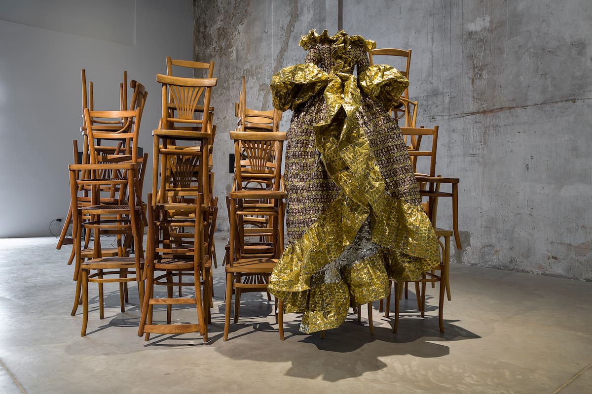 Con envoltorio de caramelos Amalia Amodeo hizo "Desvelo", la vedette de la muestra "Estrella quieta"