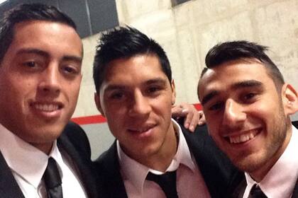 Con Enzo Pérez y el Toto Salvio, dos de los argentinos con los que compartió plantel durante un año en Benfica