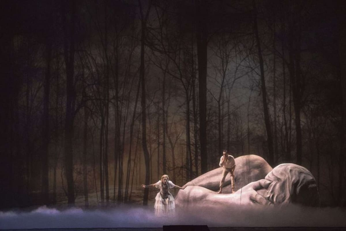 Con escenografía de Nicolás Boni y vestuario de Jesús Ruiz, las escenas transcurren entre interiores y exteriores que se combinan