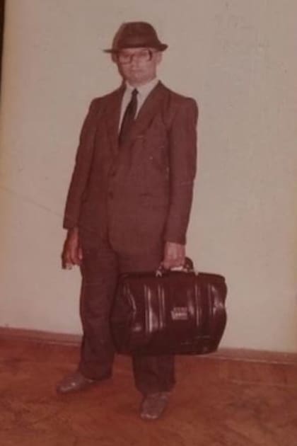Con esta estampa y ese maletín -la foto es de 1990-, Chikatilo recorría las estaciones para captar a sus víctimas