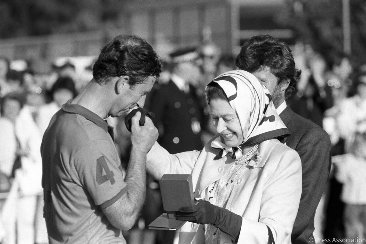 Con esta foto, el príncipe Carlos saludó a su madre