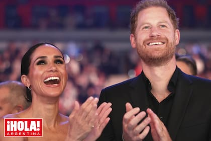 Con esta foto, tomada el año pasado en el cierre de los juegos Invictus celebrados en Dusseldorff, Alemania, es la que abre su nueva página web, sussex.com.