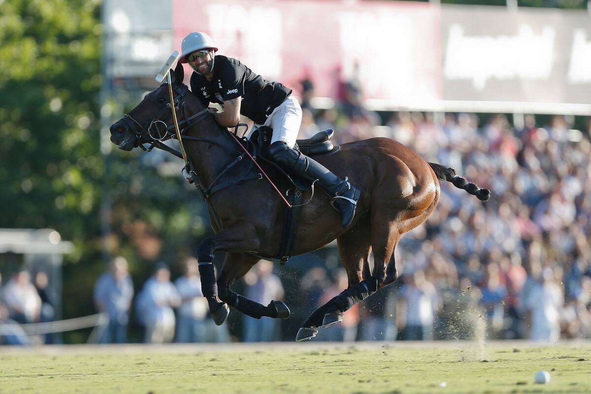 Con este golpe de cogote, Polito Pieres definió la final del Abierto de Tortugas contra La Dolfina; a los 33 años, ganó por primera vez el certamen inicial de la Triple Corona.