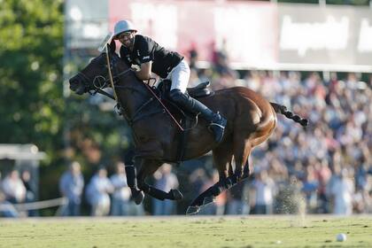 Con este golpe de cogote, Polito Pieres definió la final del Abierto de Tortugas contra La Dolfina; a los 33 años, ganó por primera vez el certamen inicial de la Triple Corona.