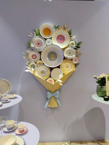 Con este original “ramo”, la firma Villeroy & Boch marca su intención de traer de nuevo la alegría a la mesa. Diseños florales que viran a lo abstracto, en un mix & match que tiene ecos de los años 70.