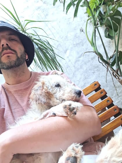 Con Esteban, en una salida al patio de la veterinaria.