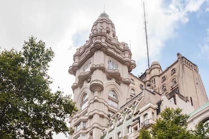 Con estilos variados, ofrecen un paisaje para los transeúntes que apuntan sus ojos al cielo; un recorrido por las más emblemáticas de Buenos Aires y su influencia en el valor inmobiliario.