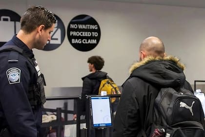 Con esto se busca reducir los tiempos en la fila migratoria de los aeropuertos