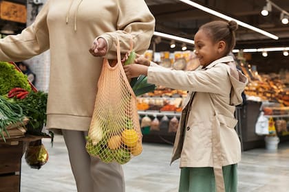 Con estos cupones, las familias con hijos en edad escolar pueden recibir US$120 por cada niño para comprar alimentos durante el verano