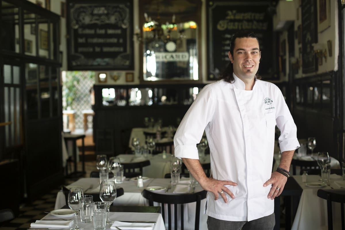 Con experiencia en destacados restaurantes europeos, ganó popularidad con su presencia en Cocineros Argentinos y hoy le da una vuelta de tuerca al tradicional Lo de Jesús