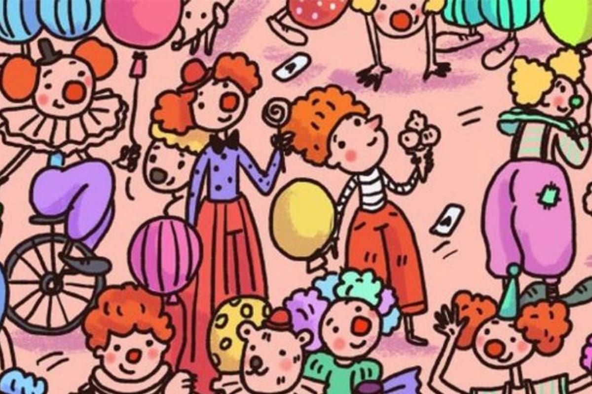 Con expresión simpática, el pequeño osito se esconde en algún lugar de la imagen del interior de la nota