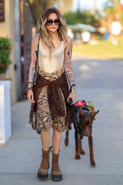 Con falda midi, corset y borcegos, Paris Jackson llegó en compañía de
su perro.