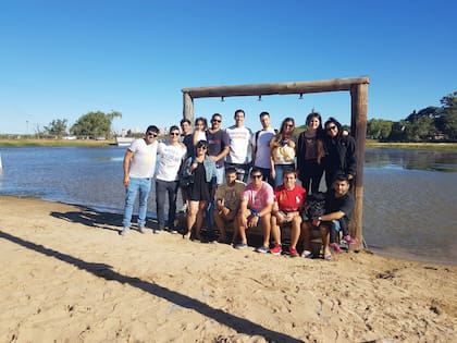 Con familia y amigos, 15 años después de la partida.