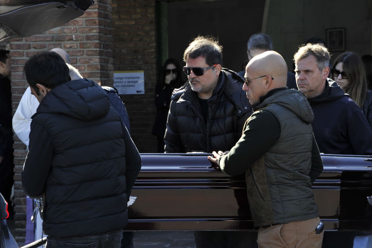 Con familiares y amigos visiblemente conmocionados, este sábado se despidieron los restos del Dr. Alfredo Cahe, en el Cementerio de Chacarita