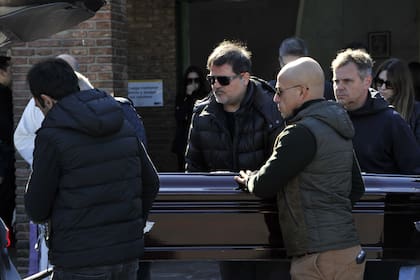 Con familiares y amigos visiblemente conmocionados, este sábado se despidieron los restos del Dr. Alfredo Cahe, en el Cementerio de Chacarita