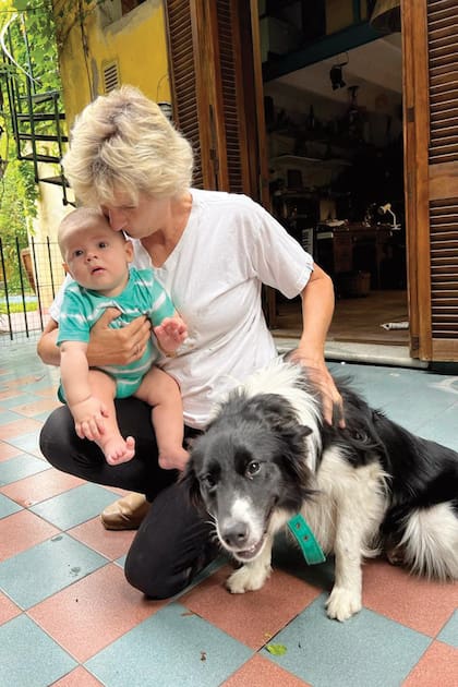 Con Faustino y su perro Fainá, en el jardín de su casa.
