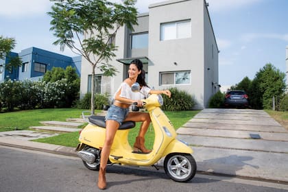 “Con Fede estuvimos separados seis meses. Cortamos porque la cuarentena me resultó insufrible. La falta de trabajo me descolocó”, explica y nos despide a bordo de la Vespa que se compró para pasear por el barrio en el que conviven.